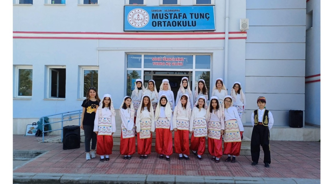 23 NİSAN ULUSAL EGEMENLİK VE ÇOCUK BAYRAMI İLÇE PROGRAMINDA OKULUMUZ HALK OYUNLARI EKİBİNDEN GÖSTERİ